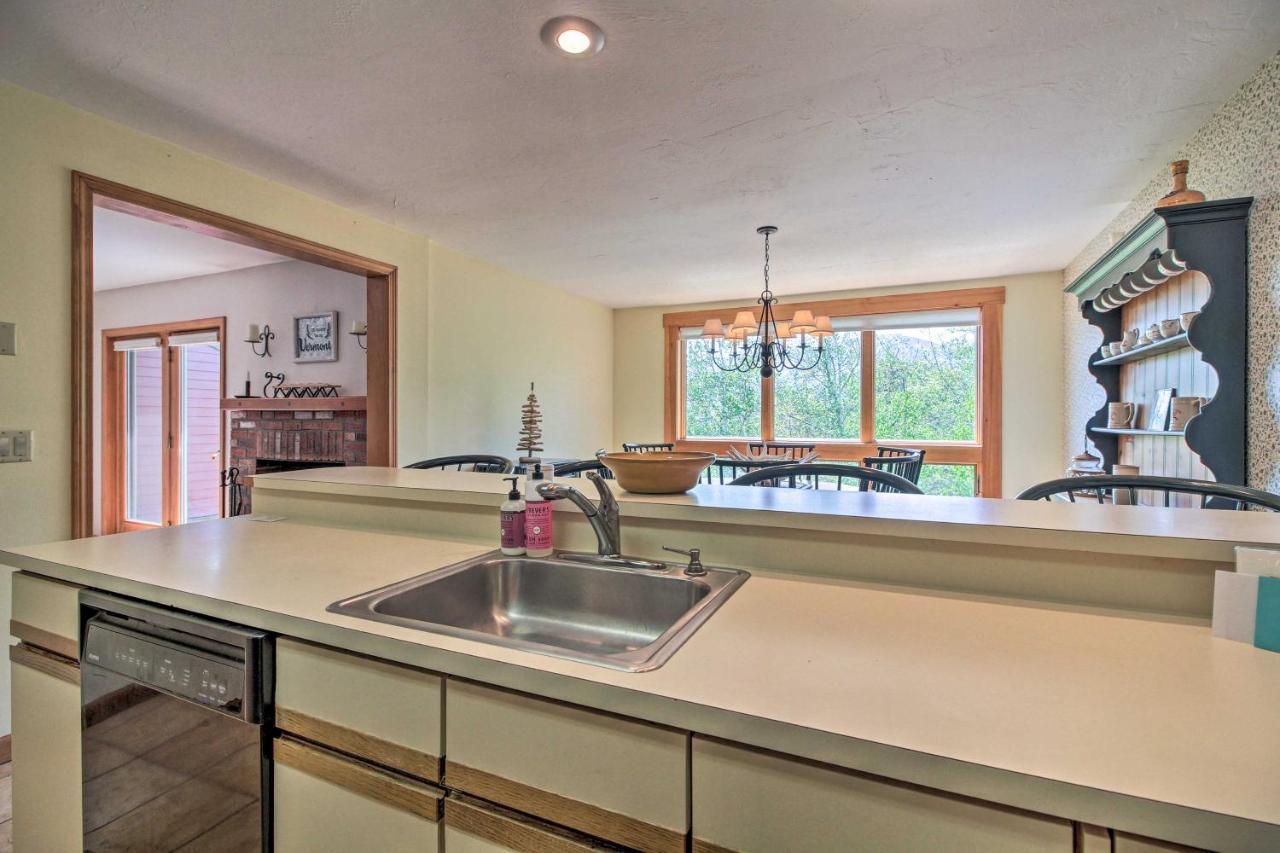 Timber Creek Townhome With 2 Decks And Mtn Views! West Dover Exterior photo